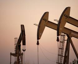 النفط يرتفع مع انخفاض الإنتاج الأمريكي رغم مخاوف الطلب