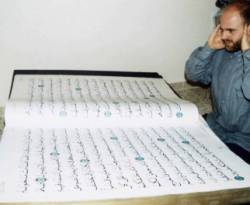 فنان سوري في الأردن يحاول صنع أكبر مصحف خشبي في العالم