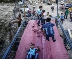 ملاهي أطفال الغوطة الشرقية تحت الأرض وأراجيحهم من مخلفات الصواريخ