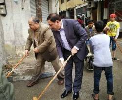 وزير مالية النظام.. عامل تنظيفات!