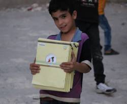 بالصور: قافلة مساعدات أممية للحولة، محمّلة بالكتب المدرسية