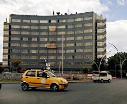 الأسد يضاعف ضريبة الدخل على الموظفين