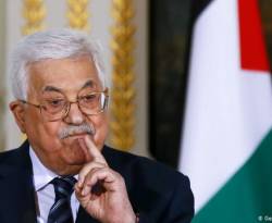 عباس يفصل مستشارين ويطالب بإعادة حوافز مالية