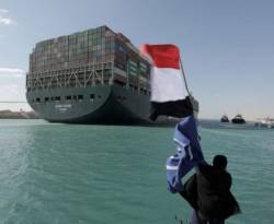 محقق يصعد على متن سفينة جنحت في قناة السويس لبدء التحقيقات في الواقعة