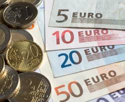 اليورو يهبط دون مستوى إطلاقه في 1999 والباب لا يزال مفتوحا أمام التيسير الكمي