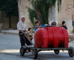 الحصار وشح المياه يجبران سكان 
