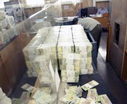 حينما يتم تسليم رواتب الموظفين بـ 