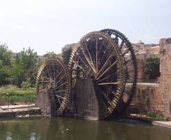 عنين الناعورة في حماة.. لا يزال يعانق أشجان السوريين