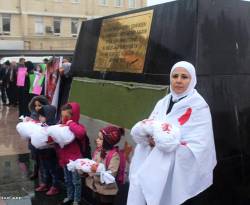 بالصور.. اعتصام صامت تحول إلى مظاهرة جابت شوارع كيليس التركية تنديداً بالجرائم في حلب