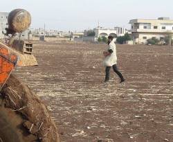 بالصور: بدء زراعة القمح والشعير والبقوليات في ريف حمص