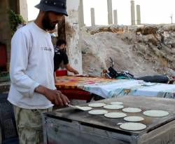 مهن رمضانية تشكل متنفساً اقتصادياً لبعض الأسر في درعا