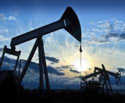 النفط يقفز صوب 67 دولاراً مع بحث أوبك وشركائها خفض المعروض