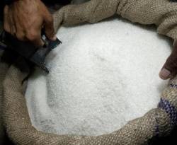 لدعم التجار المستوردين.. النظام يوقف إنتاج السكر محلياً رغم ارتفاع أسعاره في الأسواق