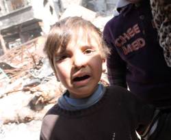 مخيم اليرموك.. نفاذ الأدوية من المركز الجراحي وسيدة تضع مولودها بين حاجزين