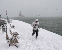 بالصور.. الثلوج تحاصر اسطنبول وتلغي مئات الرحلات الجوية