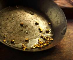 عالمياً: الذهب قرب أقل سعر في 8 أسابيع مع انحسار الطلب على الملاذات