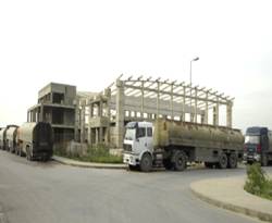 الشرطة اللبنانية توقف قافلة شاحنات محملة بالمازوت قبل وصولها سوريا