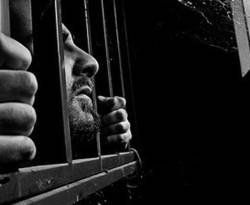 نصيحة حقوقية لأهالي المعتقلين في فروع الأمن: لا توكلوا محامٍ