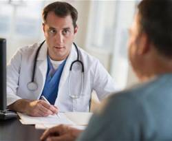 كيف يحصل طبيب سوري مقيم على ترخيص للعمل في الإمارات؟