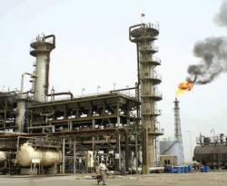 النفط يهوي 5 بالمئة وجولدمان يخفض تنبؤاته للسعر في 2015 و2016