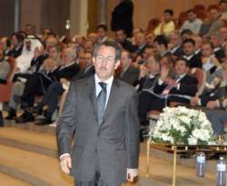 بشار يجتمع بفريق مشروع والد زوجته