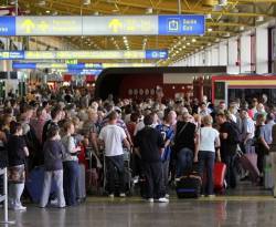 إدارة الجمارك الأمريكية تعطي شركات الطيران الضوء الأخضر للسماح لكل حاملي تأشيرات بركوب الطائرات