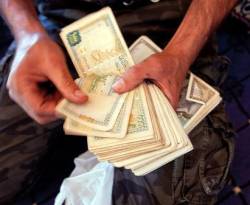 الدولار يتراجع عالمياً...ويرتفع بدمشق