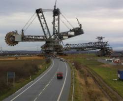 النفط يستقر بفعل هبوط في عدد الحفارات النفطية الامريكية هدَّأ القلق بشأن المخزونات