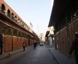 ارتفاع الدولار.. وشبه إضراب في بعض المحال بدمشق