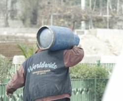 أزمة المحروقات مستمرة، والسوق السوداء تتلاعب بالأسعار