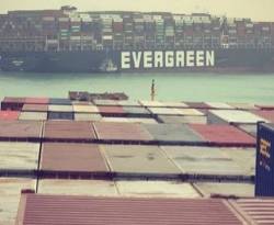 السفينة العالقة في قناة السويس تهدد الشحن في جميع أنحاء العالم