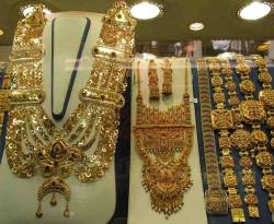 عالمياً: الذهب مستقر مع تقييم المستثمرين تداعيات هجوم سوريا