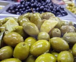 أسعار بعض أنواع الجبنة والزيتون في سوق الهال القديم بدمشق