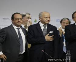 195 دولة تقر في باريس اتفاقا حول الاحتباس الحراري