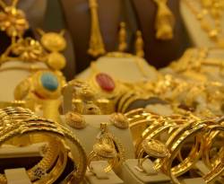 غرام الـ 21 ذهب يخسر 300 ليرة