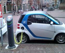 دبي تنشئ 100 محطة شحن للسيارات الكهربائية