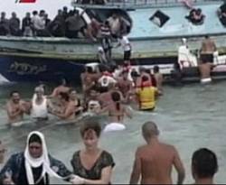 الرئيس الإيطالي يبارك تصرفهم.. سكان بلدة في صقلية يسبحون إلى داخل مياه البحر لمساعدة لاجئين سوريين