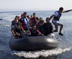 منهم سوريون.. الشرطة اليونانية تضبط شبكة لتهريب المهاجرين وتعتقل 12 شخصاً