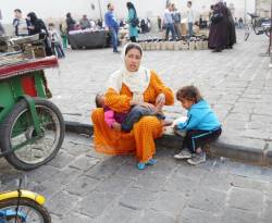 النظام يتسول من المتسولين