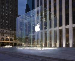 القيمة السوقية لشركة “Apple” تخترق الـ 727 مليار دولار