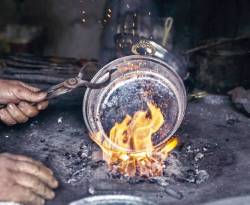 حرفي سوري ينقل مهنة تبييض الأواني إلى الأردن، ويشكو من كسادها