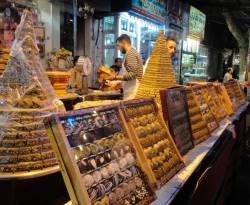 قبيل عيد الفطر بأيام...الحلو العربي بالميدان يصل إلى 15 ألف ليرة