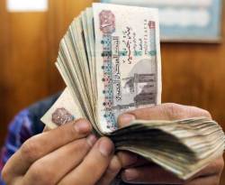 قيمة العملة المصرية تخفض الى النصف تماشياً مع طلبات صندوق النقد الدولي