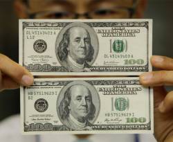 مصادر موالية تحذر من 100 دولار مزورة بأسواق دمشق