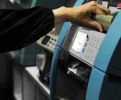 أشبه بسيرة بني هلال.. شركة صرافة تكشف آلية بيع الدولار من أموال رجال الأعمال