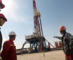 برنت ينزل متجها نحو 62 دولارا للبرميل بفعل تخمة المعروض