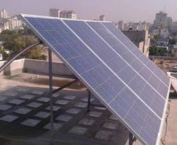 النظام يفرض ضريبة بقيمة 25 دولاراً على كل لوح طاقة شمسية يتم استيراده