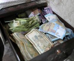 شبح الجوع يلاحق سوريين أضناهم انهيار قيمة الليرة