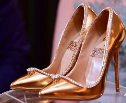 تاجر مجوهرات في دبي يعرض حذاء مرصعا بالألماس مقابل 17 مليون دولار