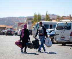 النظام يمدد وقف تصريف الـ 100 دولار للسوريين القادمين من لبنان